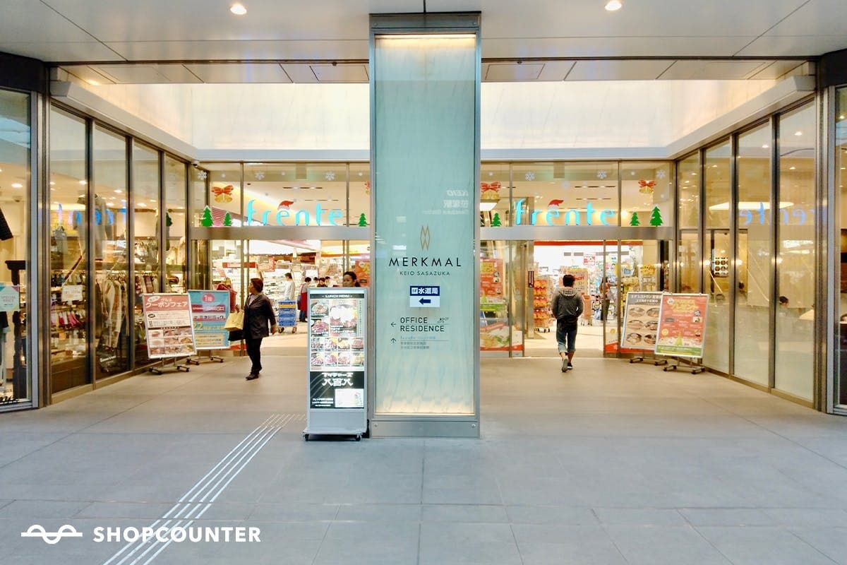 印象的な柱のあるメインエントランスです。