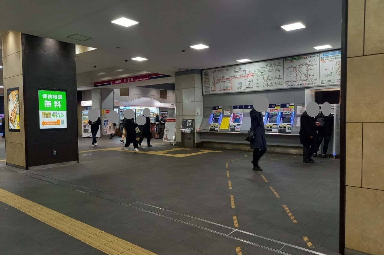 改札前すぐのスペースとなります
