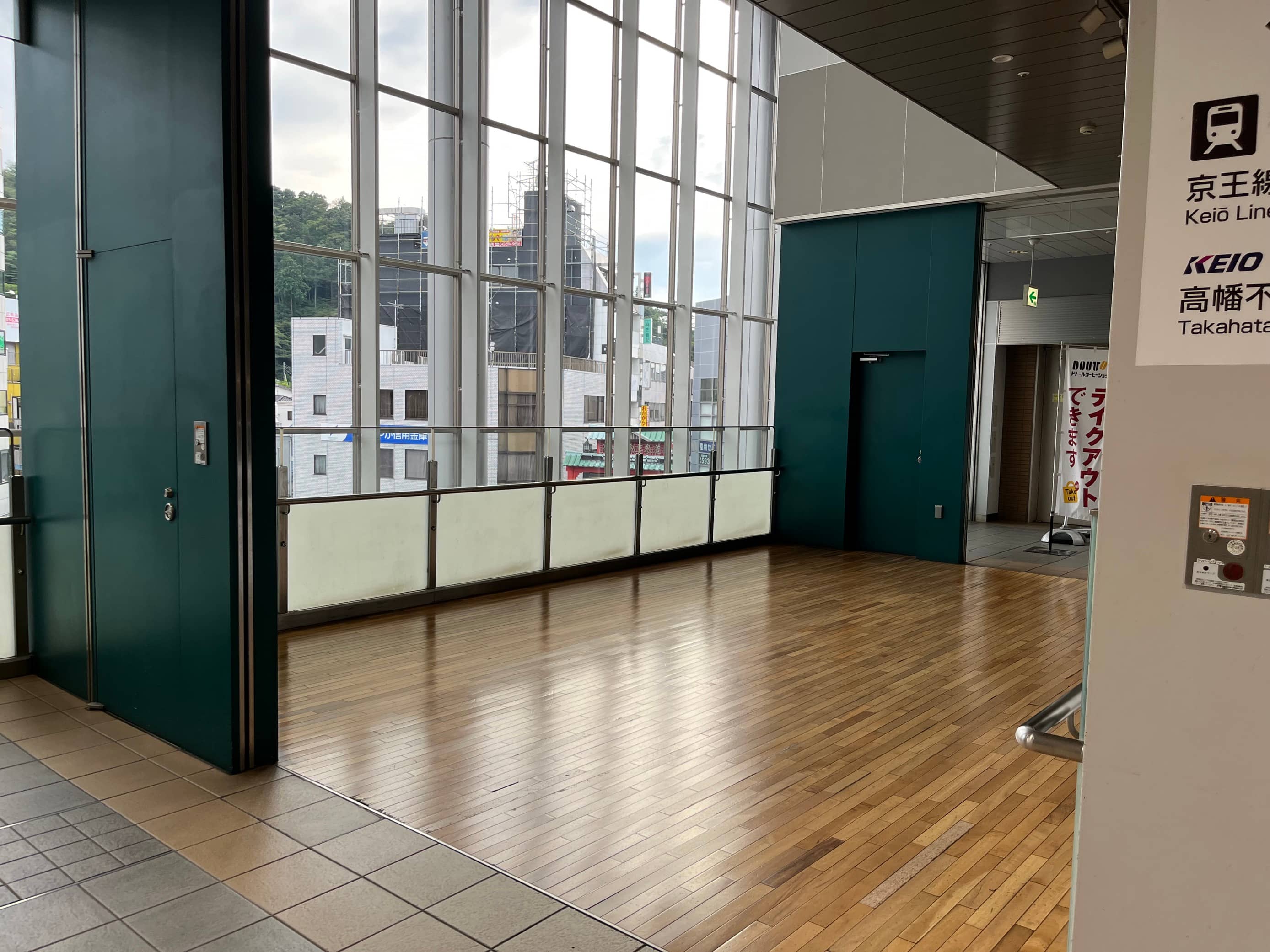 高幡不動駅直結 物販・食物販のポップアップストアやプロモーションに最適な改札付近のイベントスペース