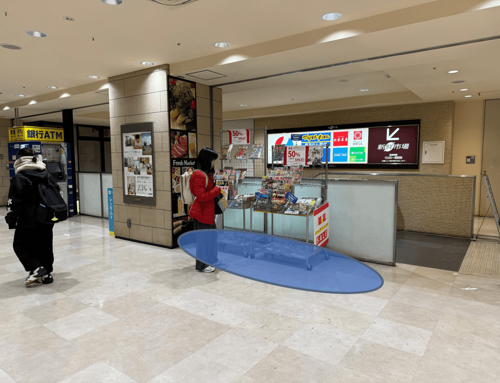 催事スペースの前には書店やカフェがございます。